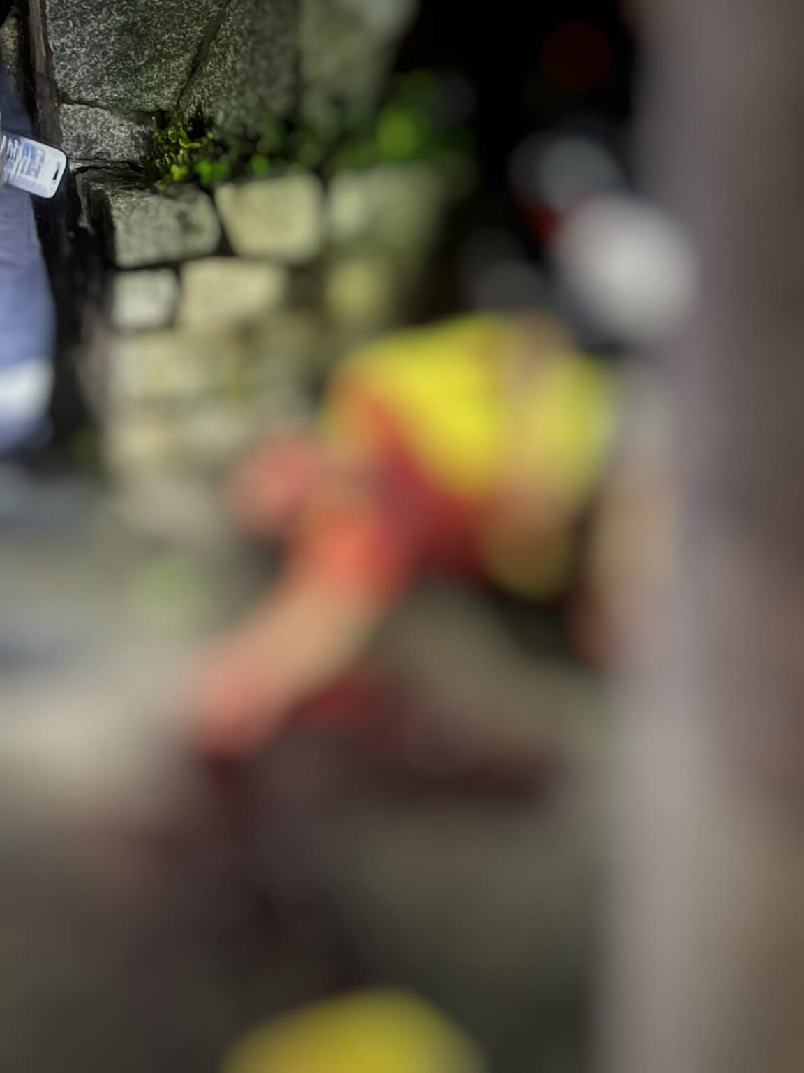 Homem tenta furtar fios, leva descarga elétrica e cai de poste