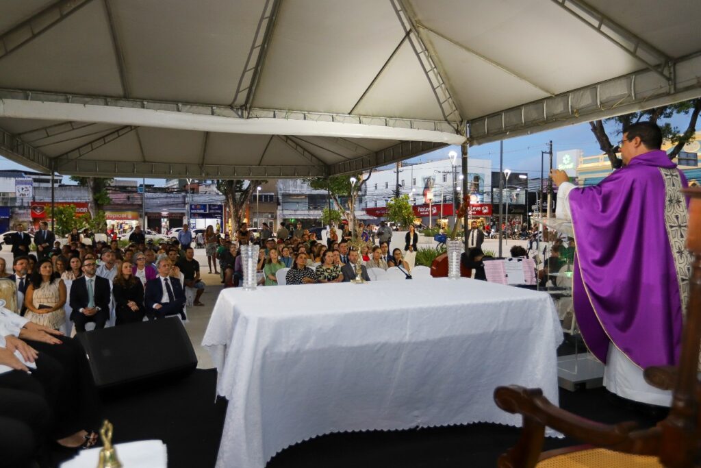 TJAL promove missa em ação de graças e entrega de alimentos e brinquedos na Praça Deodoro